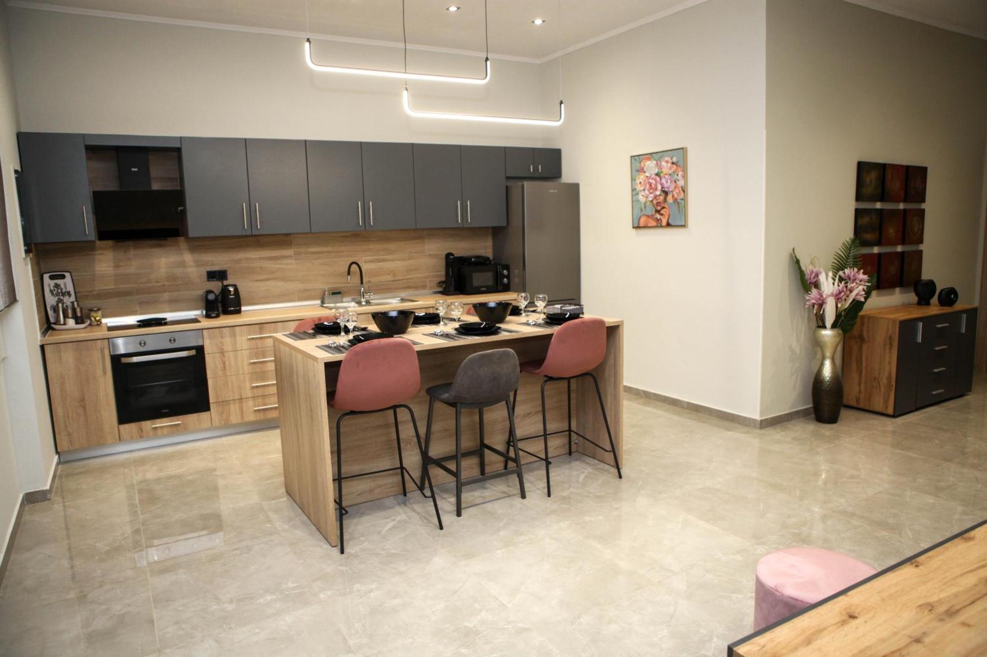 Golden Living Apartment *